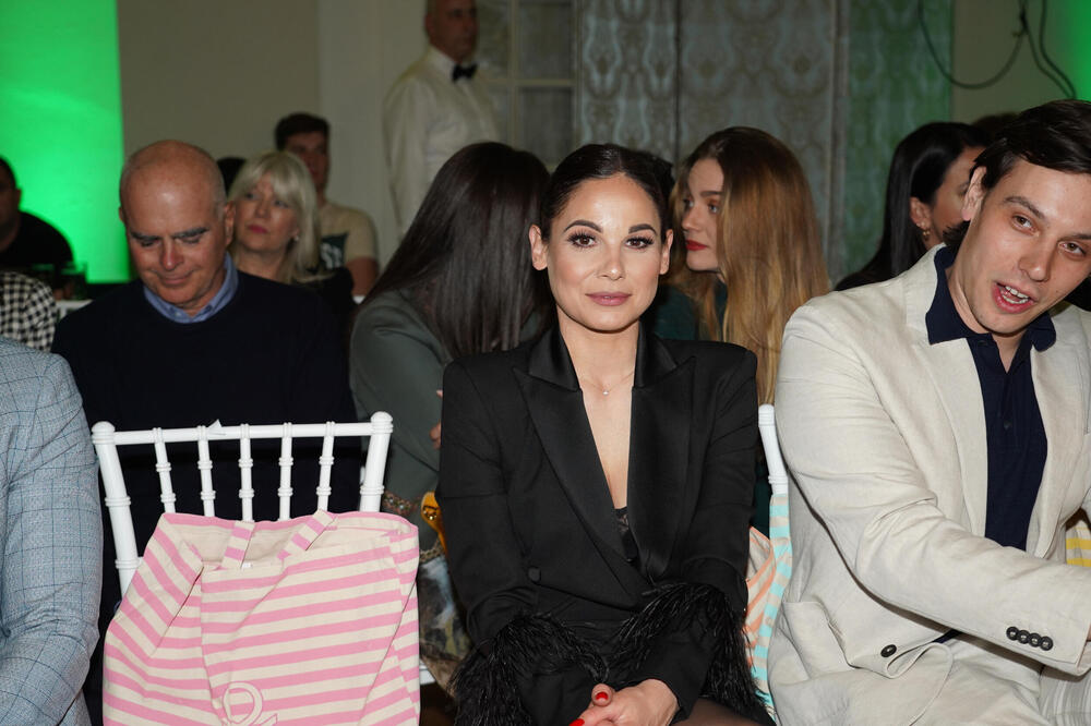 JANO, PRAVA SI BOMBONICA! Sa 42 godine izgleda kao DEVOJČICA: Svi pogledi su bili UPRTI KA NJOJ, da li je realna?