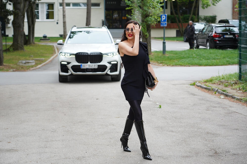 NAJPOZNATIJA UDOVICA U ZEMLJI NIKAD JAČA: Zategnuta sva u CRNOM, ljudi ostali ZABEZEKNUTI kada se pojavila u OVOME