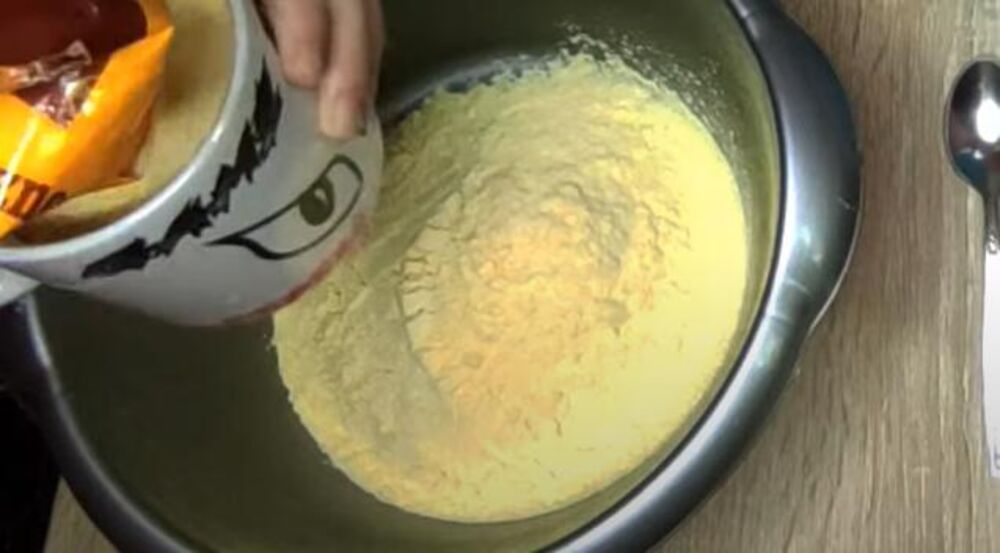 Kukuruzno brašno u činiji