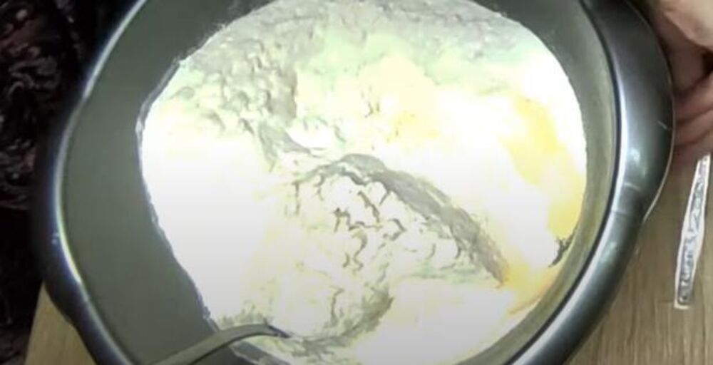 Pšenično i kukuruzno brašno u činiji