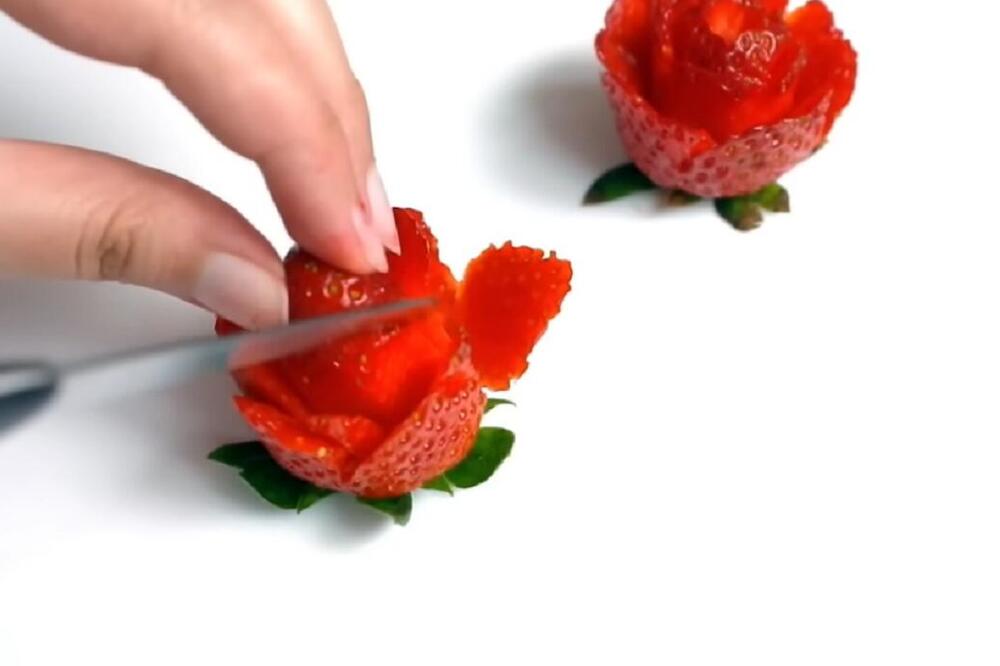 NAJLAKŠI NAČIN DA NAPRAVITE RUŽU OD JAGODA: Ovo je POTPUNI HIT na društvenim mrežama, idealno za USKRŠNJU TRPEZU