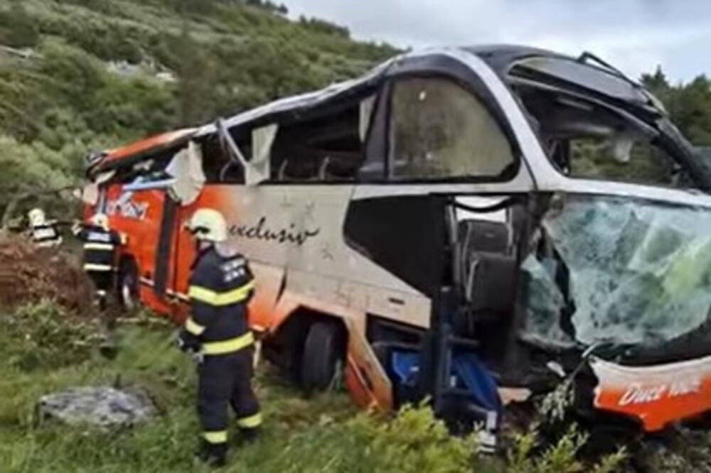NESREĆA U HRVATSKOJ, AUTOBUS SLETEO U PROVALIJU: Vozač prevezen u bolnicu