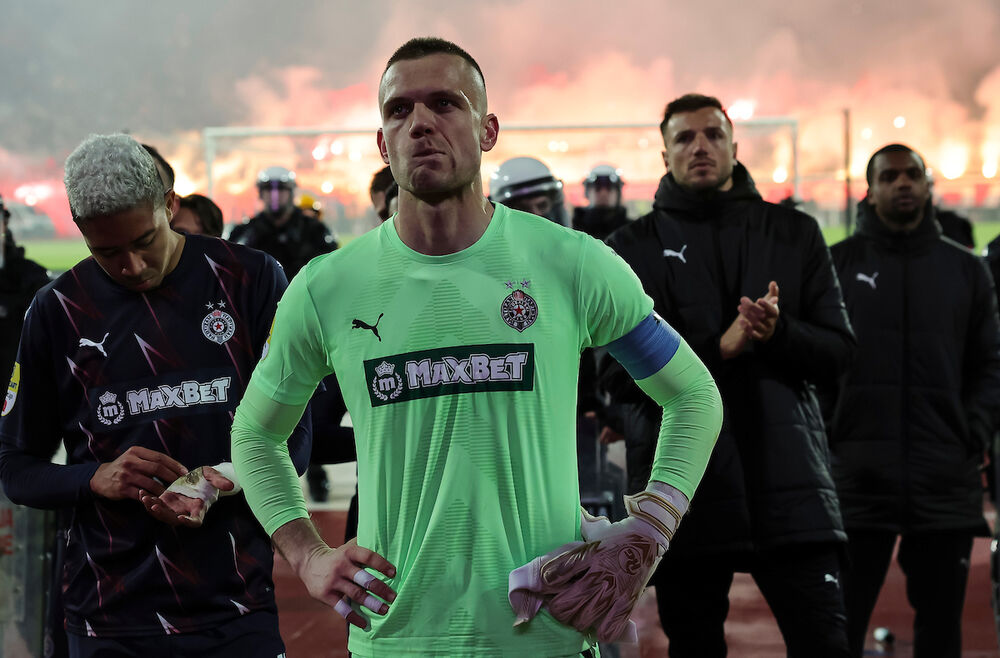 Fudbaleri Partizana po završetku meča sa Crvenom zvezdom