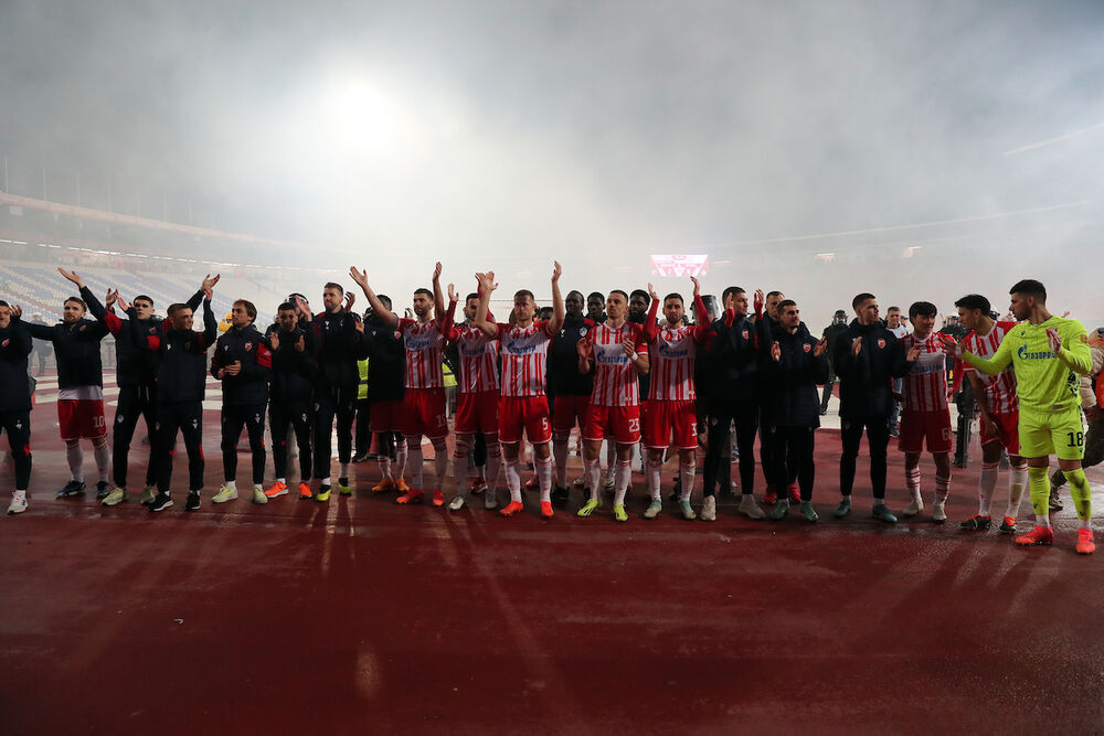 Fudbaleri Crvene zvezde ispred severne tribine slave sa navijačima