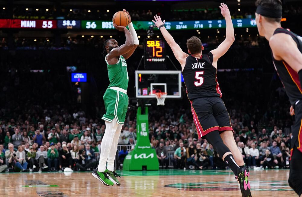 Nikola Jović na meču Boston Seltiksa i Majami Hitsa 