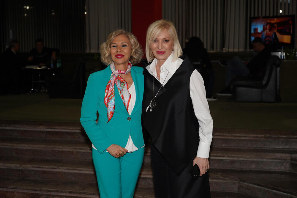 BLAGO RTS ŠTO IMA OVE ČELIČNE DAME: Velike MOĆNICE se zagrlile pa izazvale PAŽNJU PRISUTNIH, vidi se da su BLISKE