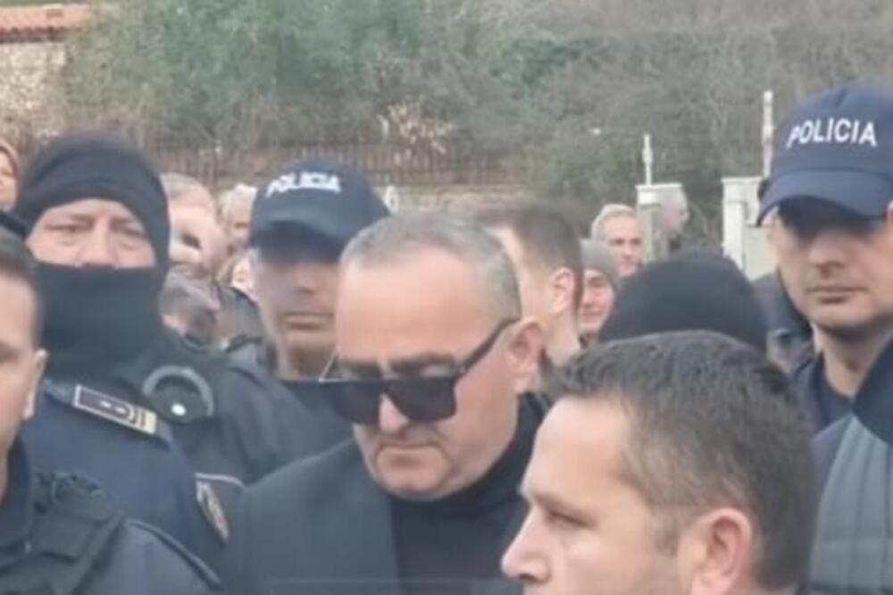 OVAJ ČOVEK JE RAZLOG NEVIĐENOG HAOSA IZMEĐU GRČKE I ALBANIJE: Jedni ga OBOŽAVAJU, drugi NE PODNOSE, a on... (FOTO)