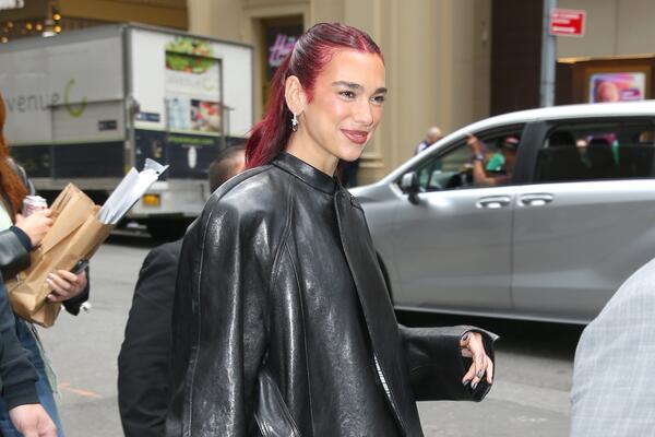 ŠTA JOJ BI? Albanka koja PROVOCIRA SRBE šokirala ljude na ULICI: Mnogi se pitaju ŠTA joj se desilo da OVAKVA IZAĐE