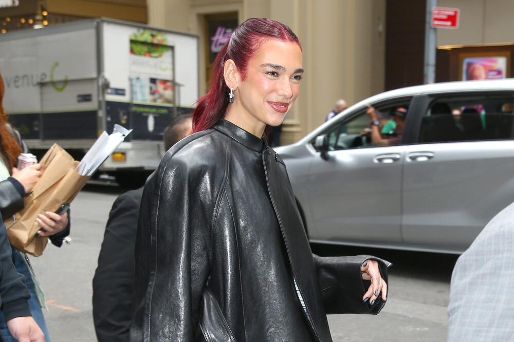 ŠTA JOJ BI? Albanka koja PROVOCIRA SRBE šokirala ljude na ULICI: Mnogi se pitaju ŠTA joj se desilo da OVAKVA IZAĐE