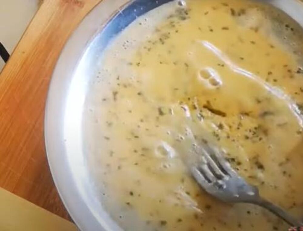 Potapanje hleba u smesu za turske prženice