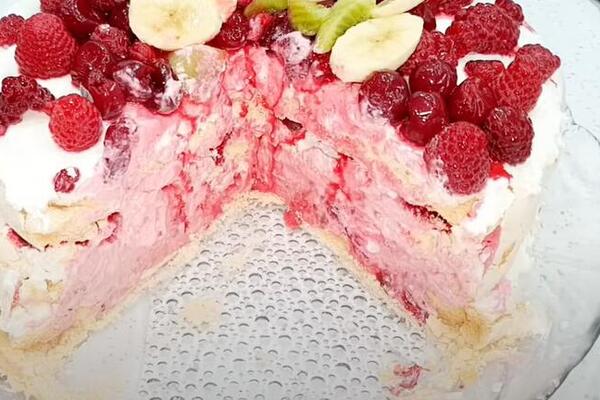 PAVLOVA TORTA JE BILA OBAVEZNA SVAKOG LETA U STAROJ JUGI: Evo kako se sprema ova RKEMASTA poslastica koja se TOPI