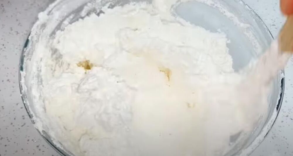 Slatka pavlaka i šećer u prahu umućeni