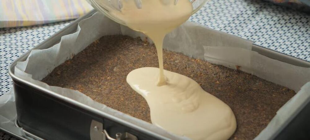 Glazura od bele čokolade preko kolača sa makom i plazmom