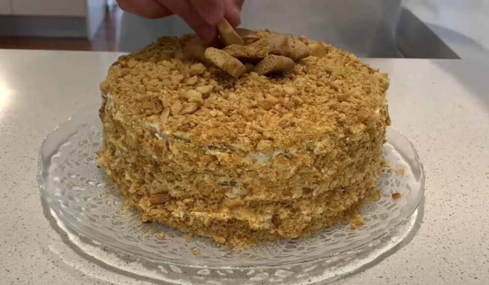 Medovik torta na tacni