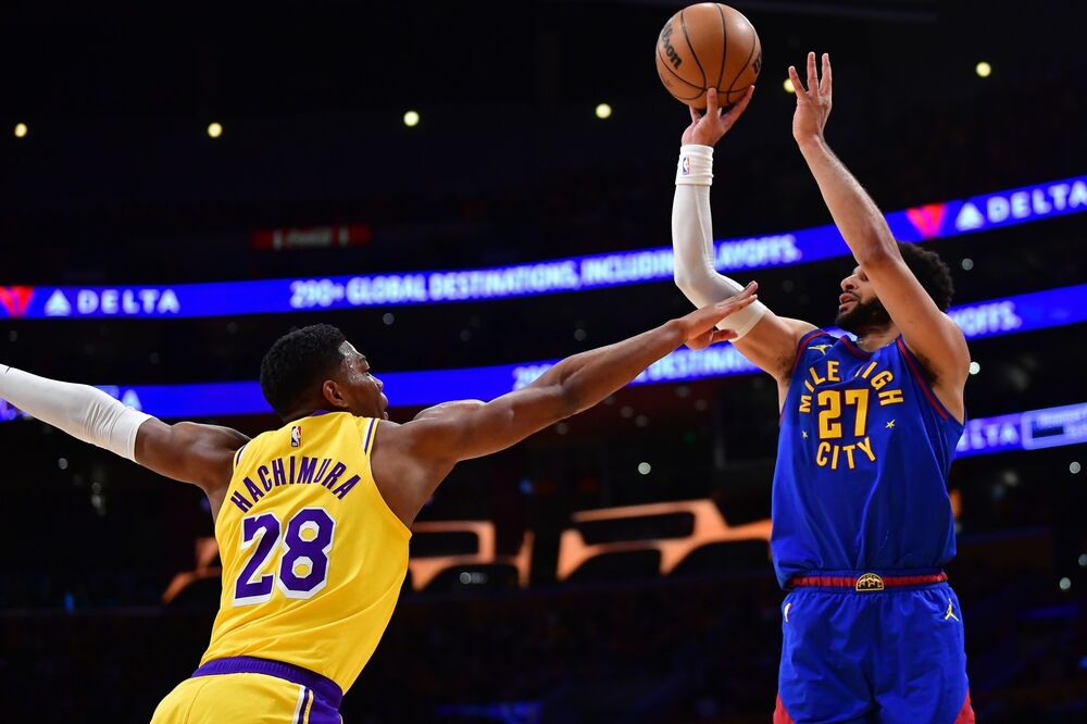 Džamal Mari (desno) šutira preko Ruija Hačimure na utakmici Lejkersa i Nagetsa