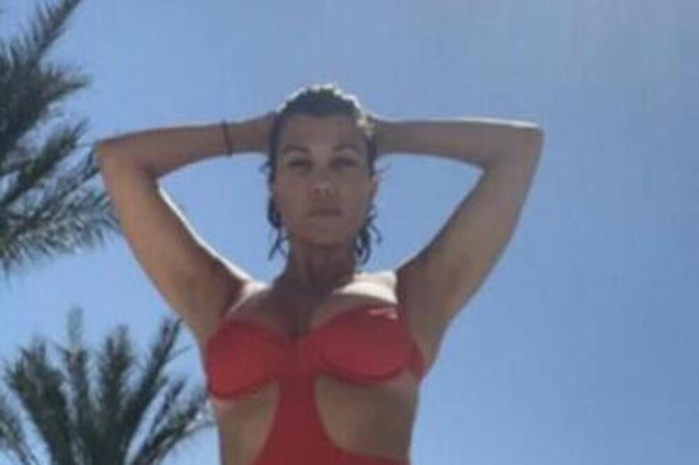 STARLETA POKAZALA KAKO IZGLEDA GOLA POSLE 4. POROĐAJA, OVAKVO TELO NE MOŽE DA IMA SVAKA: Vidi se svaki DETALJ