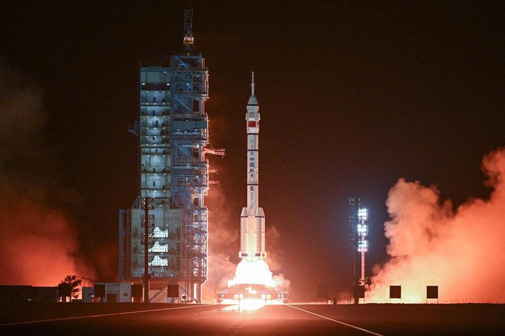 Tajkonauti misije Šendžou-18 stigli na svemirsku stanicu, dočekale ih kolege