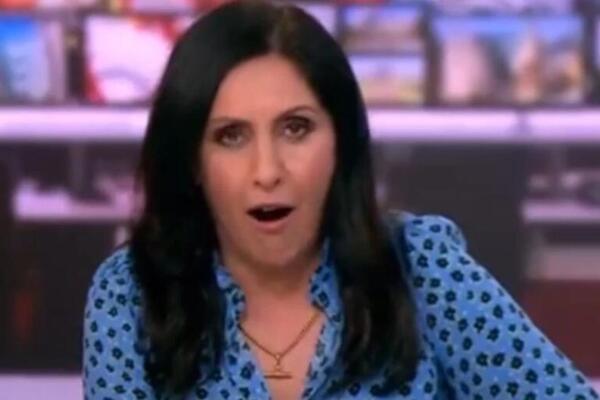 VODITELJKA UHVAĆENA KAKO SIMULIRA OVU STVAR U PROGRAMU: Njene GRIMASE obišle svet, poznata je i po SREDNJEM PRSTU