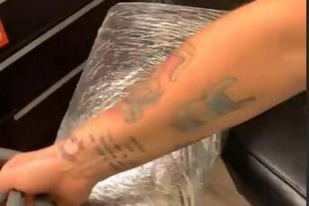 PRIMETILA SLOVNU GREŠKU NA TETOVAŽI, A KAD JE VIDELA ŠTA PIŠE, POČELA DA URLA OD SMEHA: NIje mogla da se SUZDRŽI