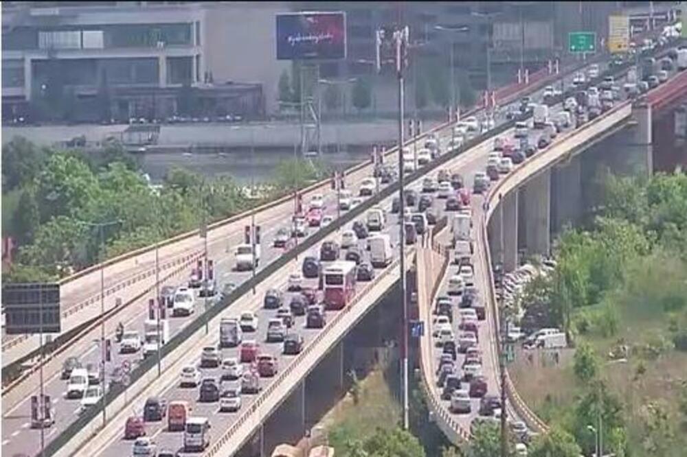 ONI KOJU SU SPOJILI VIKEND S PRAZNICIMA VEĆ SU U NISKOM STARTU: Popodnevni špic ovog petka počeo ranije, SVUDA HAOS