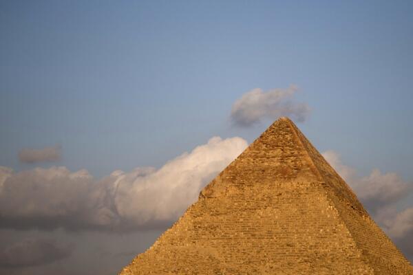 OVO JE JEDINA OČUVANA GRAĐEVINA SA LISTE SEDAM SVETSKIH ČUDA: Malo poznate činjenice o piramidi OD KOJE ZASTAJE DAH