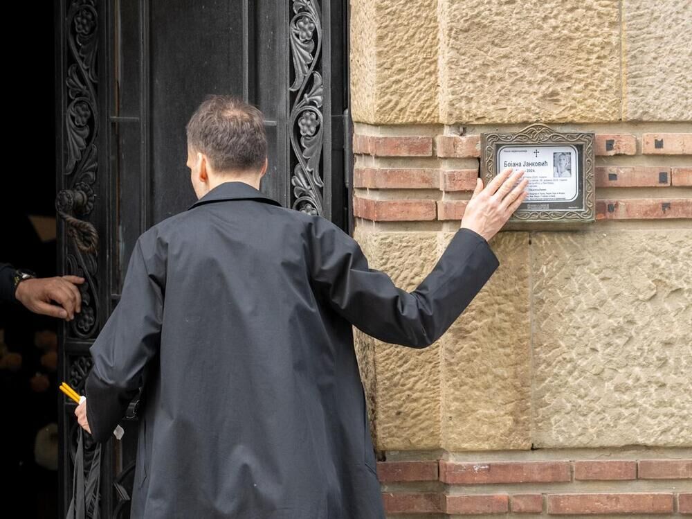 Ognjen Janković poljubio kovčeg