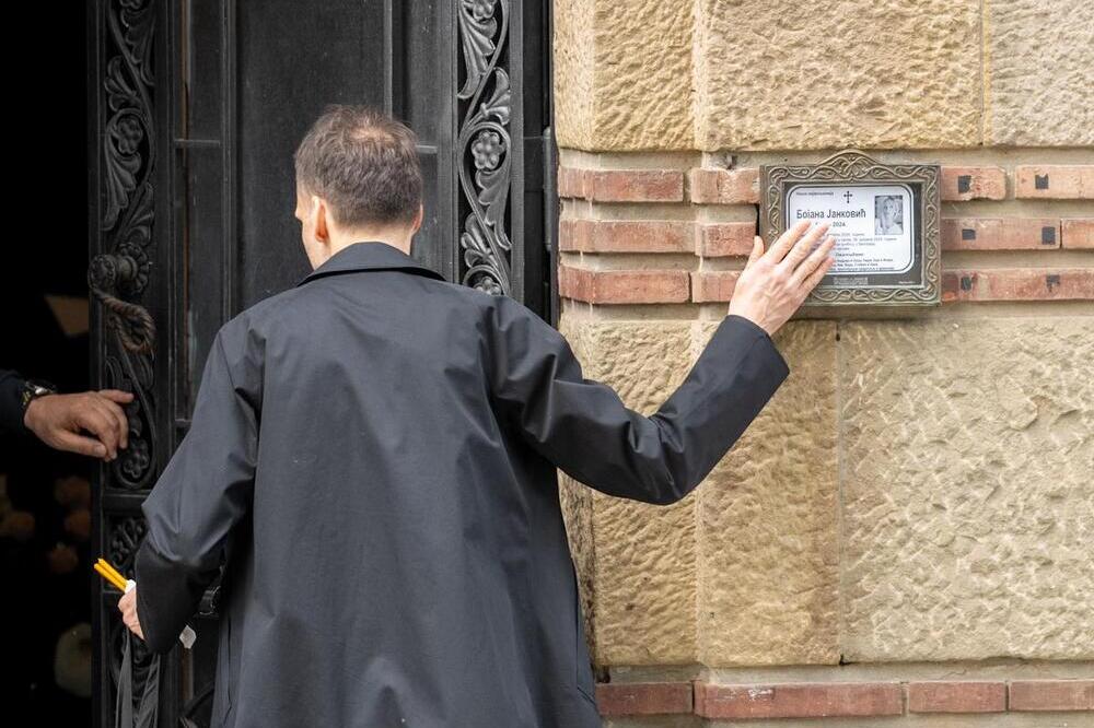 POTRESNE SCENE SA NOVOG GROBLJA: Bivši muž ljubi KOVČEG, evo ko je sve došao da isprati Bojanu na VEČNI POČINAK