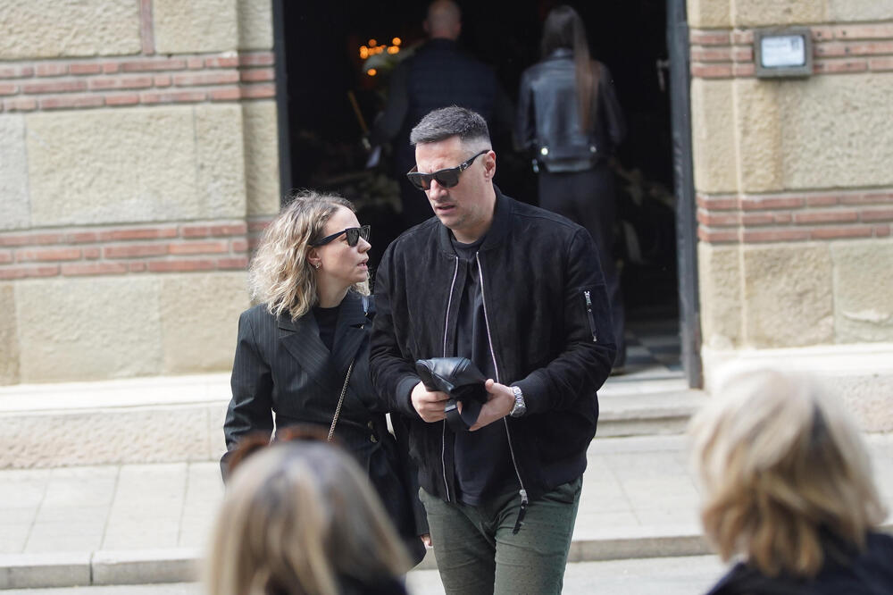 OVAJ MUŠKARAC JE BIO VIDNO POTRESEN NA GROBLJU ZBOG BOJANINE SMRTI: Bili su BLISKI, supruga ga DRŽALA pod ruku