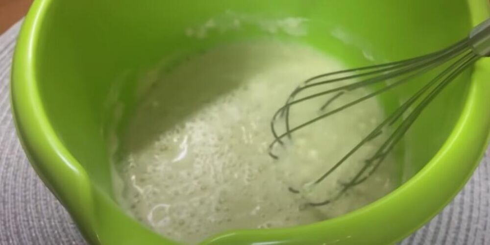 Aktiviranje kvasca u činiji sa vodom