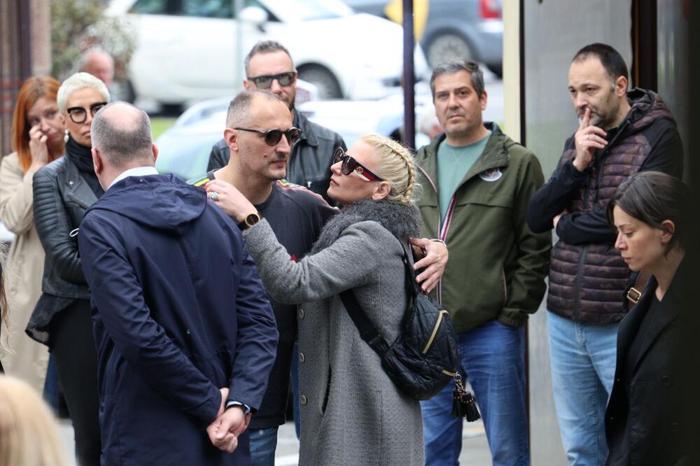 BIVŠI MUŽ ALEKSANDRE JEFTANOVIĆ NA NOVOM GROBLJU: I ona je VODILA istu emisiju na Pinku kao pokojna Bojana