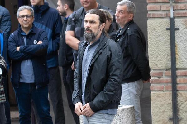 ČLANOVI BEOGRADSKOG SINDIKATA SA CVEĆEM U RUCI: Ispraćaj Bojane Janković tera SUZE NA OČI, veoma potresne scene