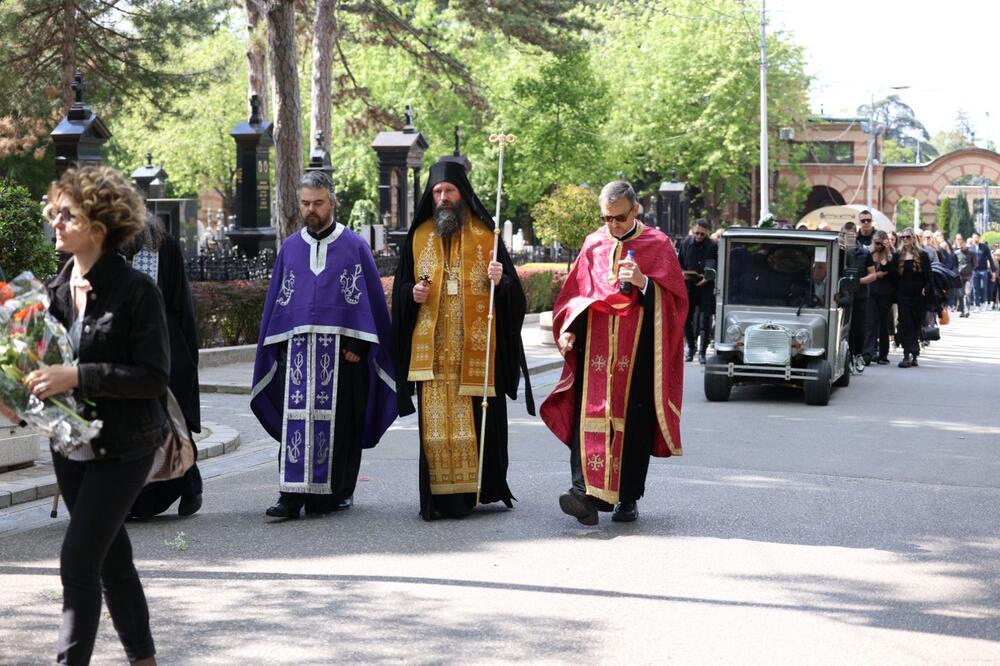 POVORKA KRENULA KA GROBNOM MESTU, LJUDI NEMI OD BOLA: Tragičan dan za PORODICU i PRIJATELJE Bojane Janković