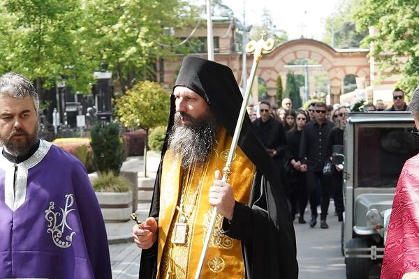 KO JE SVEŠTENIK KOJI JE DRŽAO GOVOR NA SAHRANI BOJANE JANKOVIĆ? Naked bio GLUMAC, a danas...