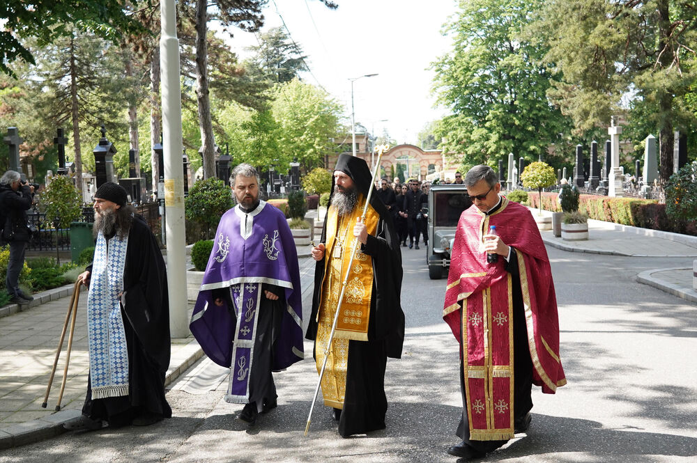 Sveštenik Ilarion održao govor na sahrani Bojane Janković