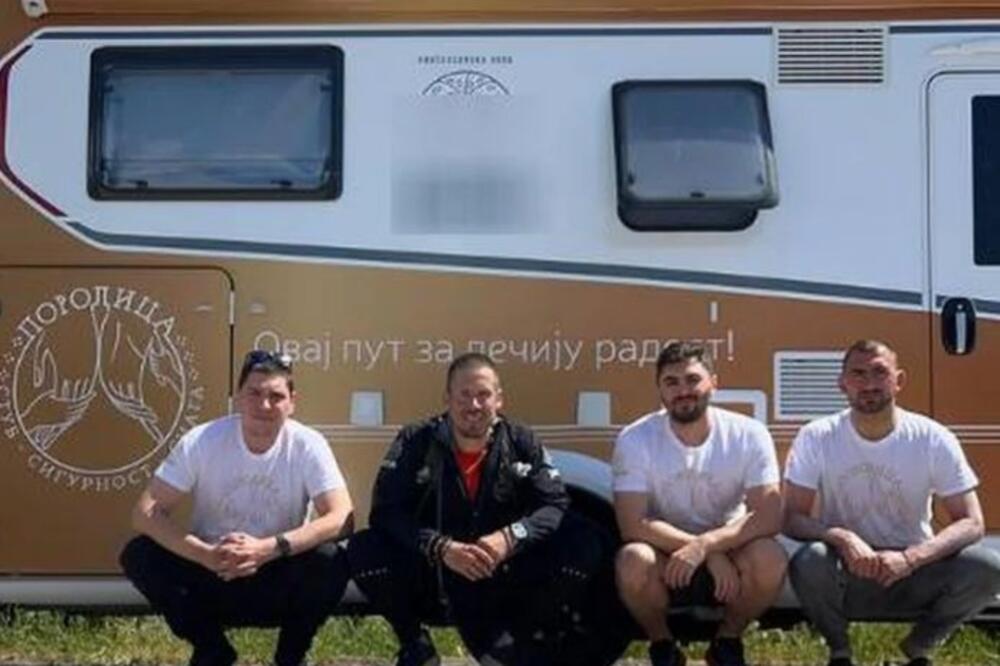 NIKOLA ROKVIĆ NA OVOM PUTU NIJE SAM: Pevač pokazao ko je KRENUO SA NJIM, sve podelio javno, pa im UPUTIO JAKE REČI