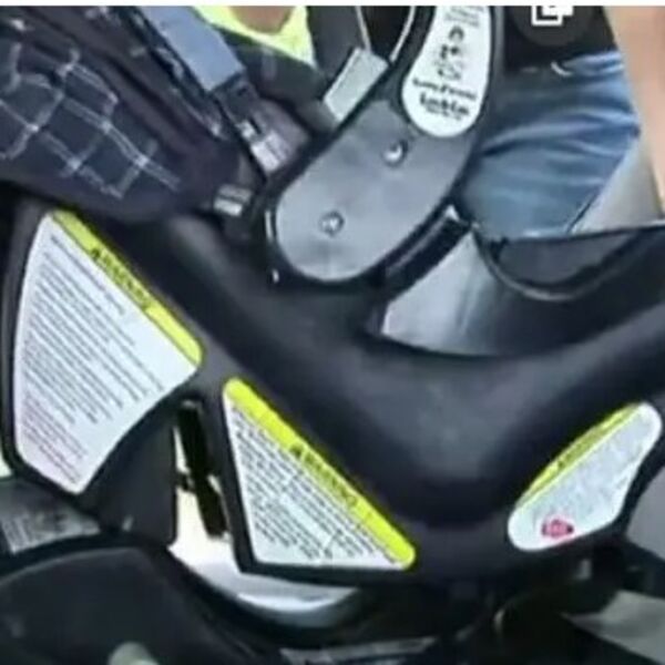 KAKVA HORORČINA: Tata je slučajno primetio da se u bebinom sedištu krije nešto UŽASNO, samo se migoljilo (FOTO)