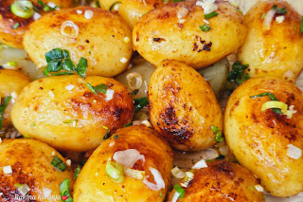 OVAKO BAKA JELA PRAVI NAJSLAĐI MLADI KROMPIR: Njegov ukus će biti najbolji ako mu dodate 1 neočekivan sastojak