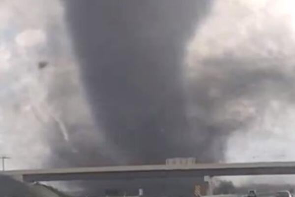 STRAŠAN PRIZOR ŠOKIRAO AMERIKANCE: Tornado besni zemljom, troje ljudi POGINULO! (VIDEO)