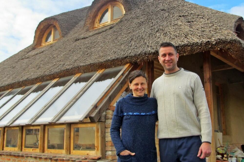 MILAN I NADA IZGRADILI KUĆU OD BLATA OD PREKO 100 KVADRATA: Ne plaćaju nijedan račun, a ovako se greju! (FOTO)