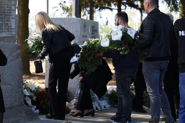 GODIŠNJI POMEN UBIJENIMA U MASAKRU U MALOM ORAŠJU I DUBONI: Potresne slike porodica i prijatelja