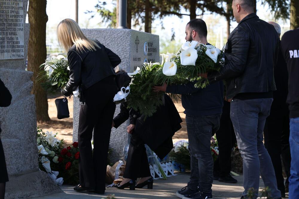 GODIŠNJI POMEN UBIJENIMA U MASAKRU U MALOM ORAŠJU I DUBONI: Potresne slike porodica i prijatelja