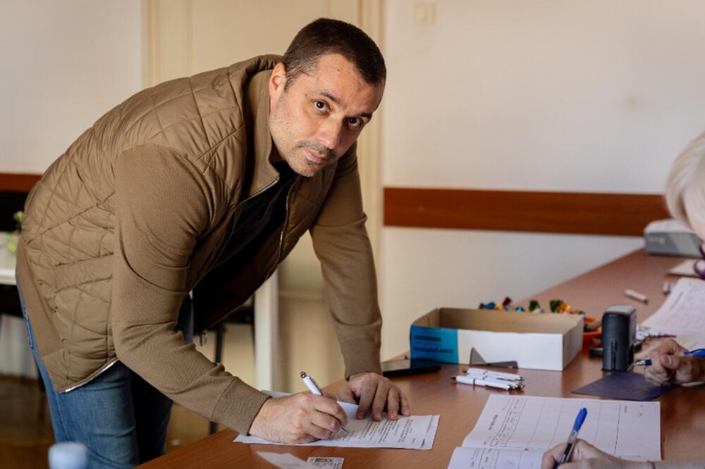 LUKA PETROVIĆ PODRŽAO LISTU ALEKSANDAR VUČIĆ - STARI GRAD SUTRA! Veliki broj građana u Opštinskom odboru SNS