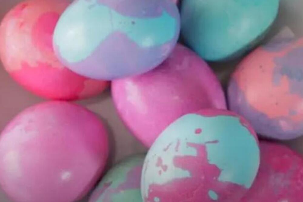 OD SADA ĆETE OVAJ TRIK ZA FARBANJE JAJA KORISTITI SVAKE GODINE: Dodajte samo 1 STVAR i svi će im se diviti