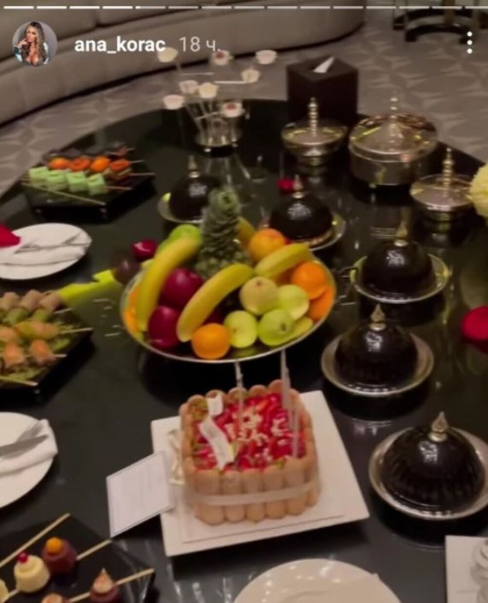 Bogata trpeza na Sorajinom rođendanu
