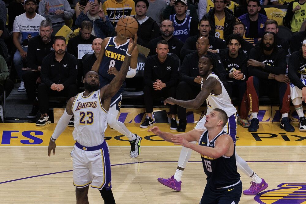 Lebron Džejms i Nikola Jokić na utakmici Lejkersa i Nagetsa