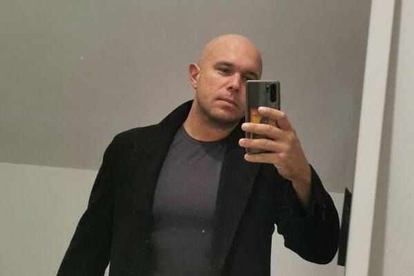 "MISLIO SAM DA JE TO PIJANA PRIČA.." Naš pevač je USVOJIO VUKA, otkrio kako je DOŠAO NA LUDU IDEJU, iznenadićete se