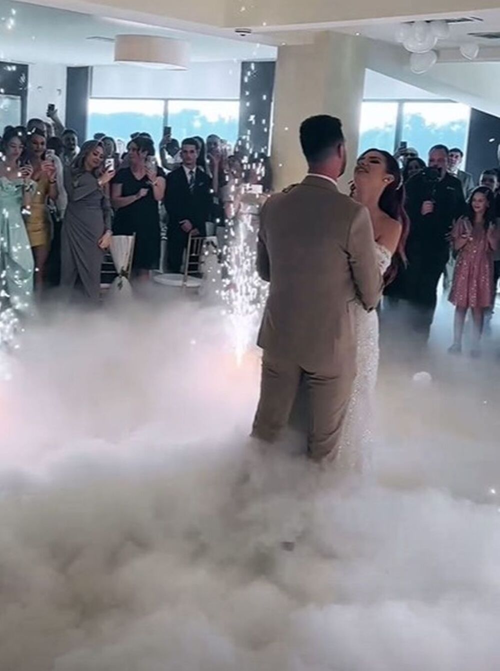 Lepa pevačica blistala je u dugoj beloj venčanici zanimljivog kroja