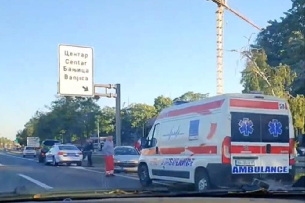 ČUKANJE NA AUTOKOMANDI, STVARA SE OGROMNA GUŽVA: Delovi vozila rasuti po putu (FOTO)