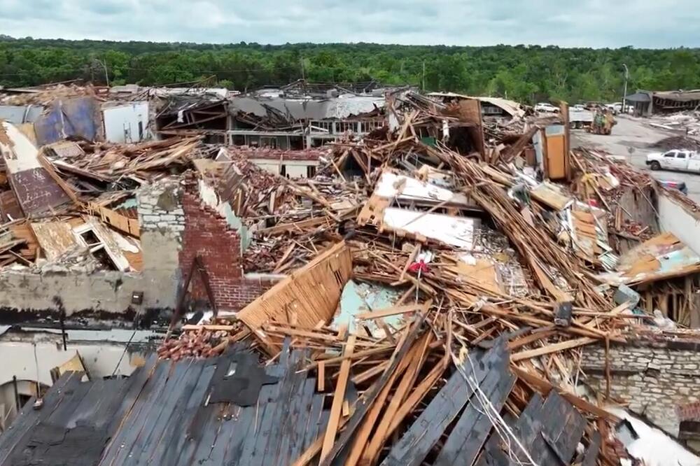 TORNADO U AMERICI ODNEO PRVE ŽRTVE! Najmanje 5 mrtvih, nastradala i ČETVOROMESEČNA BEBA, sve u ruševinama (VIDEO)