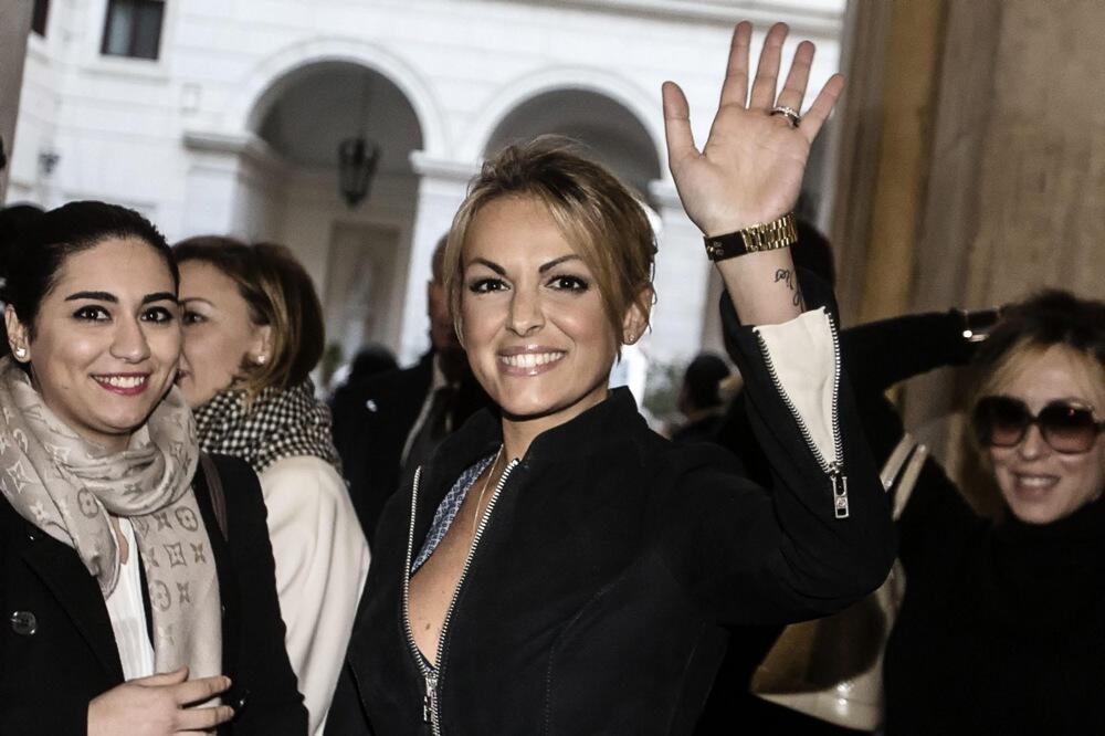 BILA JE U VEZI SA 49 GODINA STARIJIM POLITIČAREM, A ON JE OSTAVIO ZBOG JOŠ MLAĐE: Znate li ko je FATALNA PLAVUŠA?